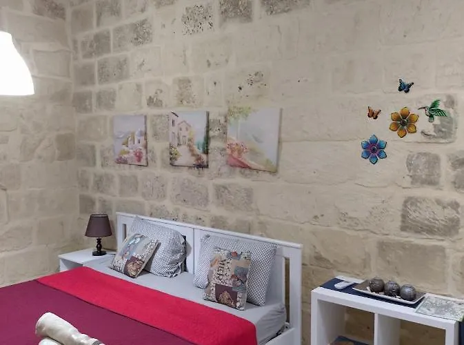 Sixty Two 3 Apartment